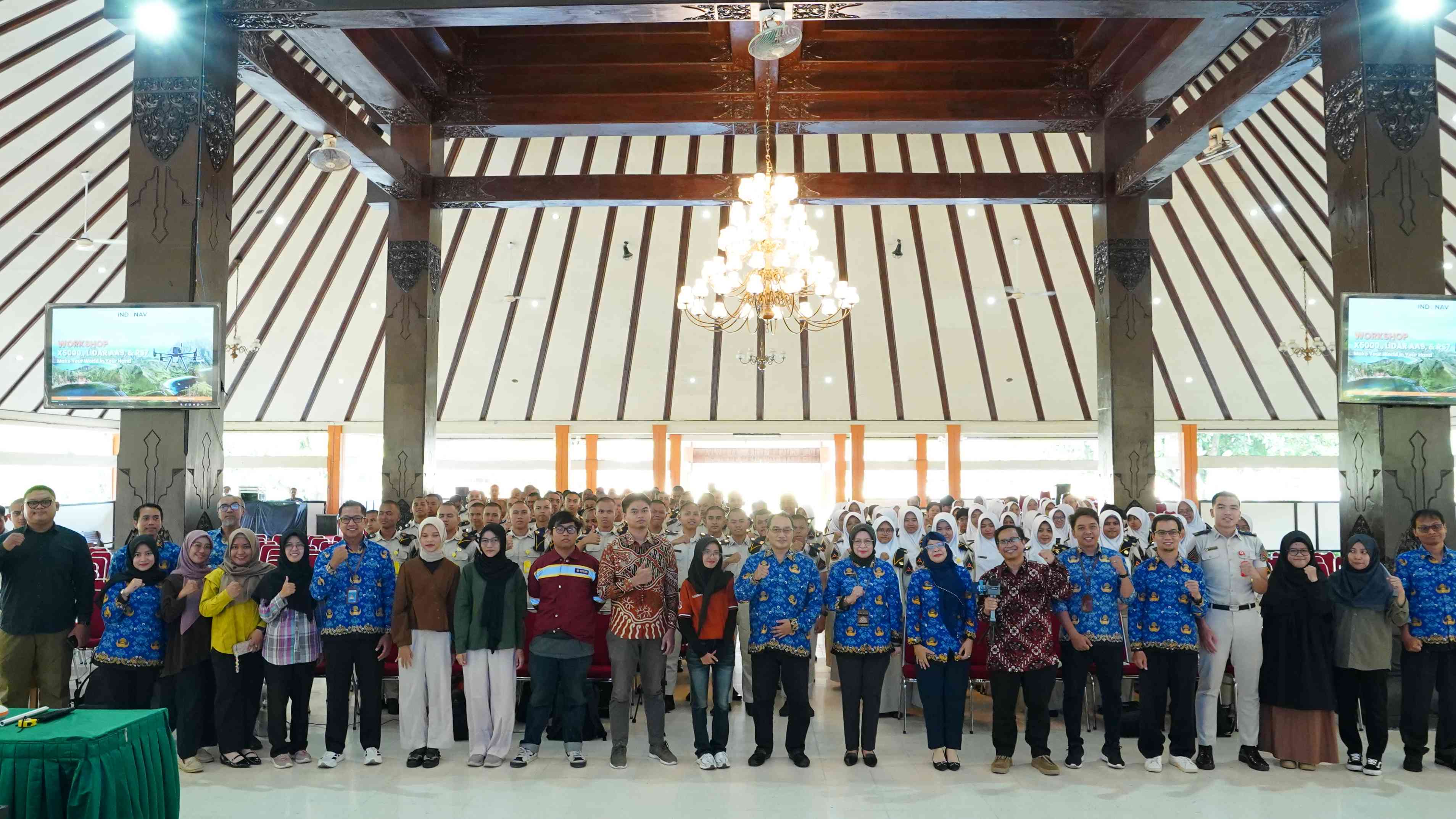 Foto Bersama Technical Indonav Bersama Kepala STPN Yogyakarta Dr. Sri Yanti Achmad, A.Ptnh., S.H.,M.Kn beserta Staff dan Mahasiswa SPIP
