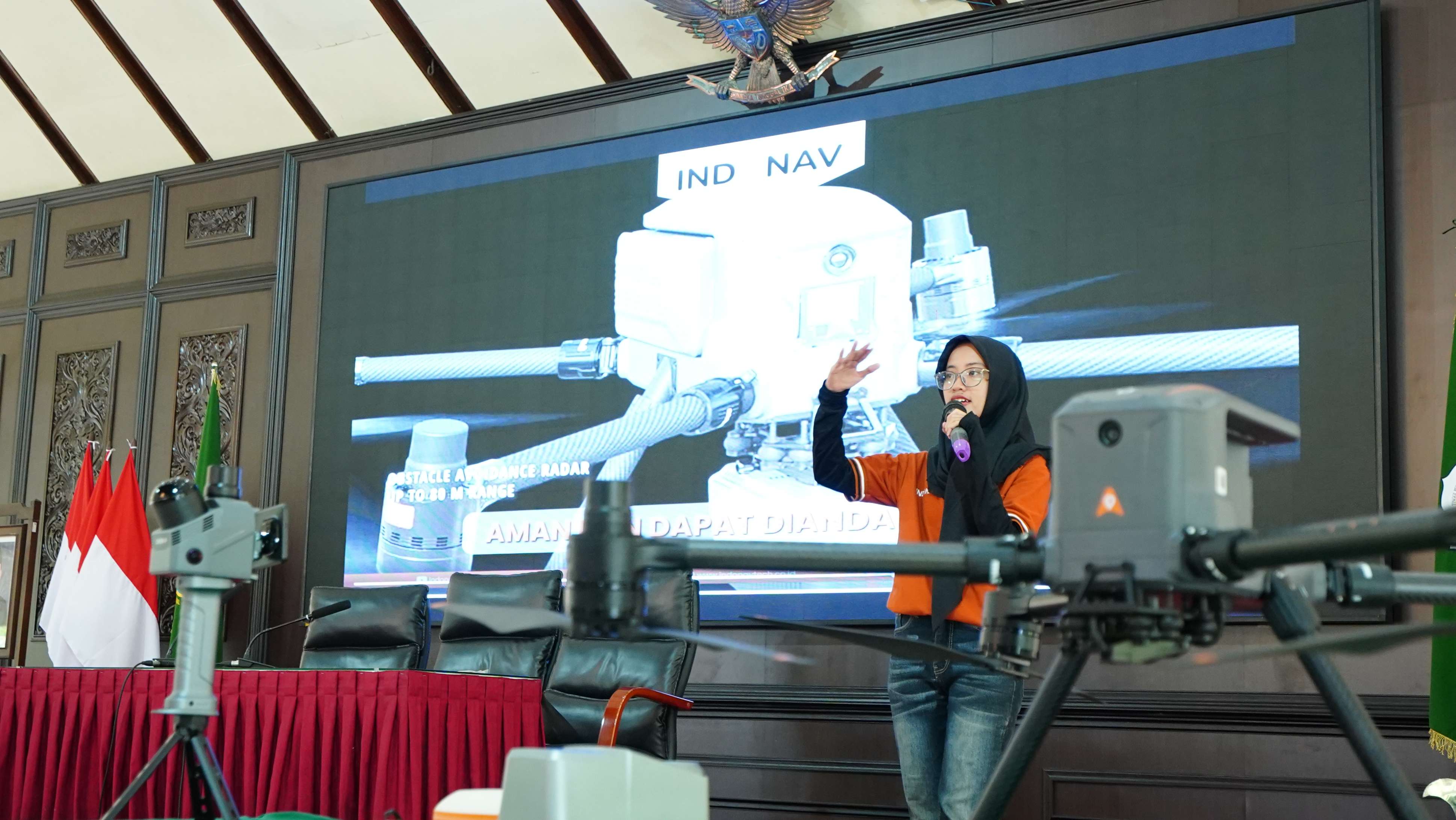 Presentasi mengenai pemanfaatan Drone LiDAR di berbagai sektor oleh Technical Support.