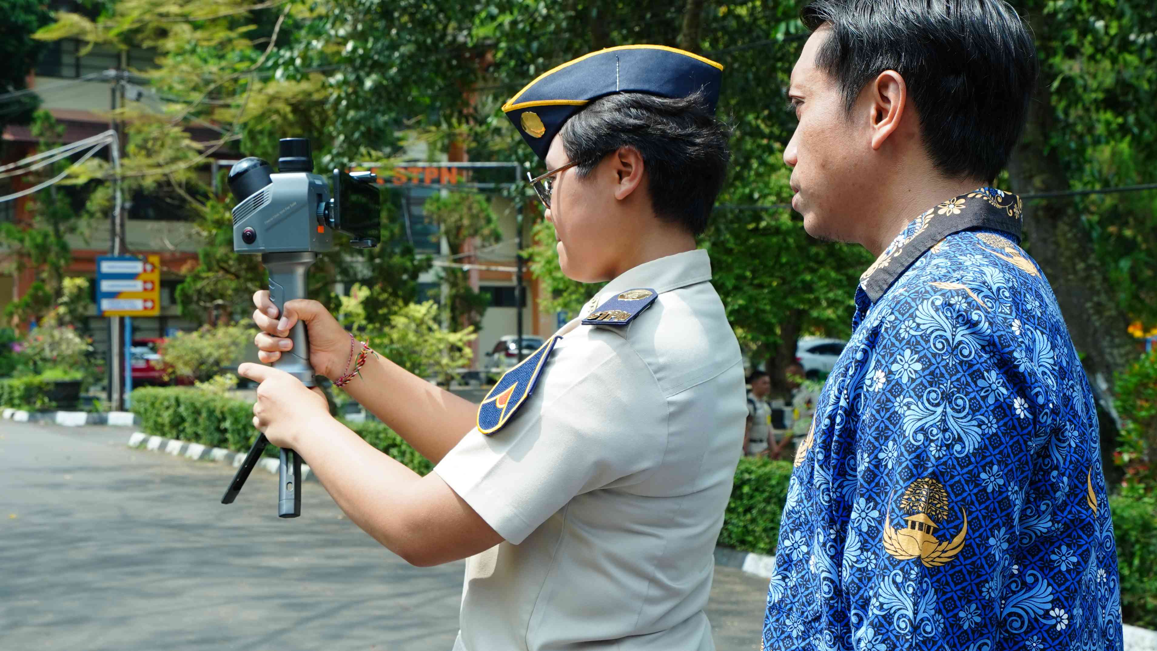 Mahasiswi Program Studi SPIP berkesempatan melakukan praktik dan percobaan pengoperasian SLAM RS7 CHCNAV.