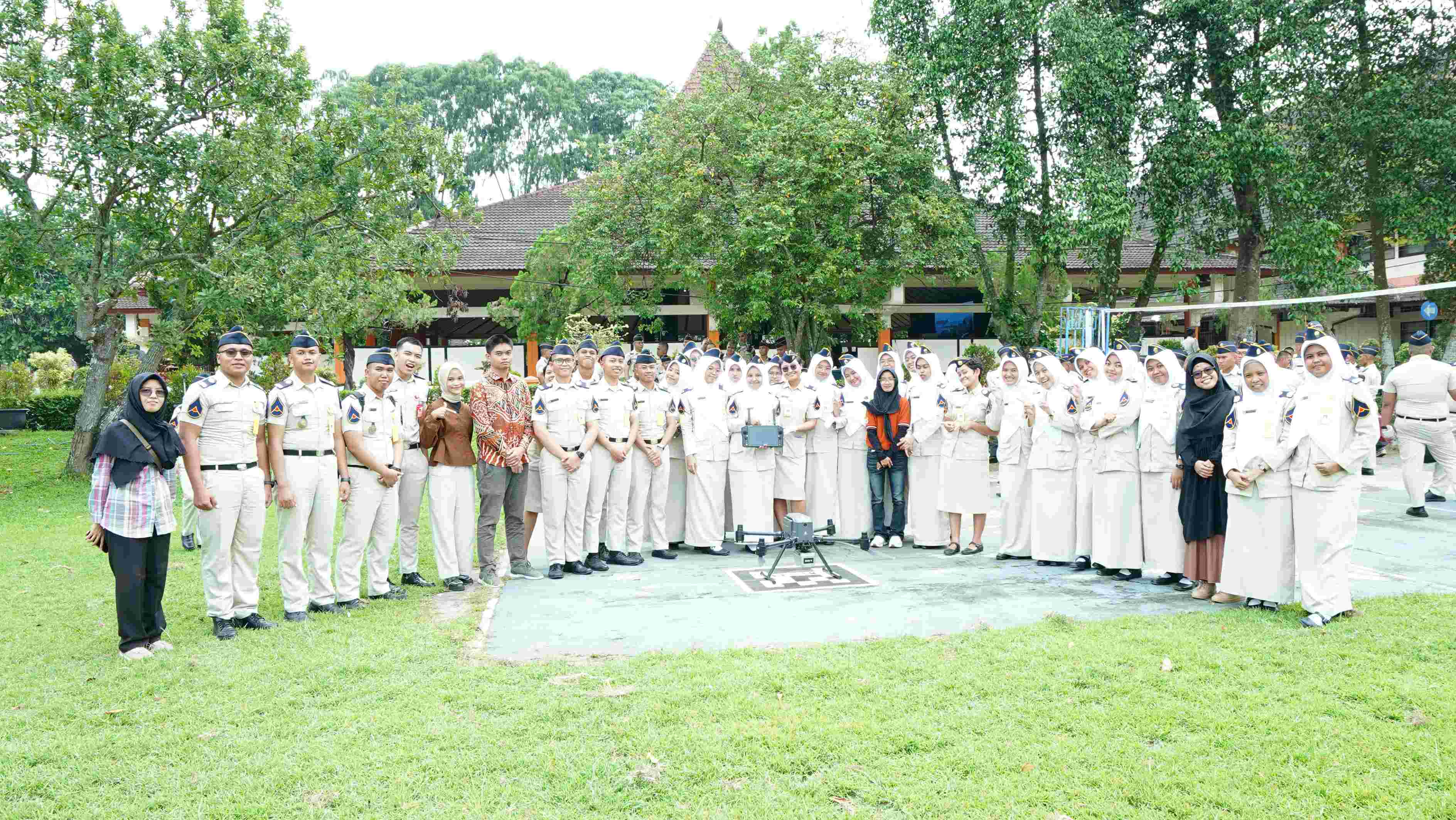 Foto bersama Technical Support INDONAV dan mahasiswa Program Studi SPIP setelah pelaksanaan demonstrasi Drone X500 CHCNAV.