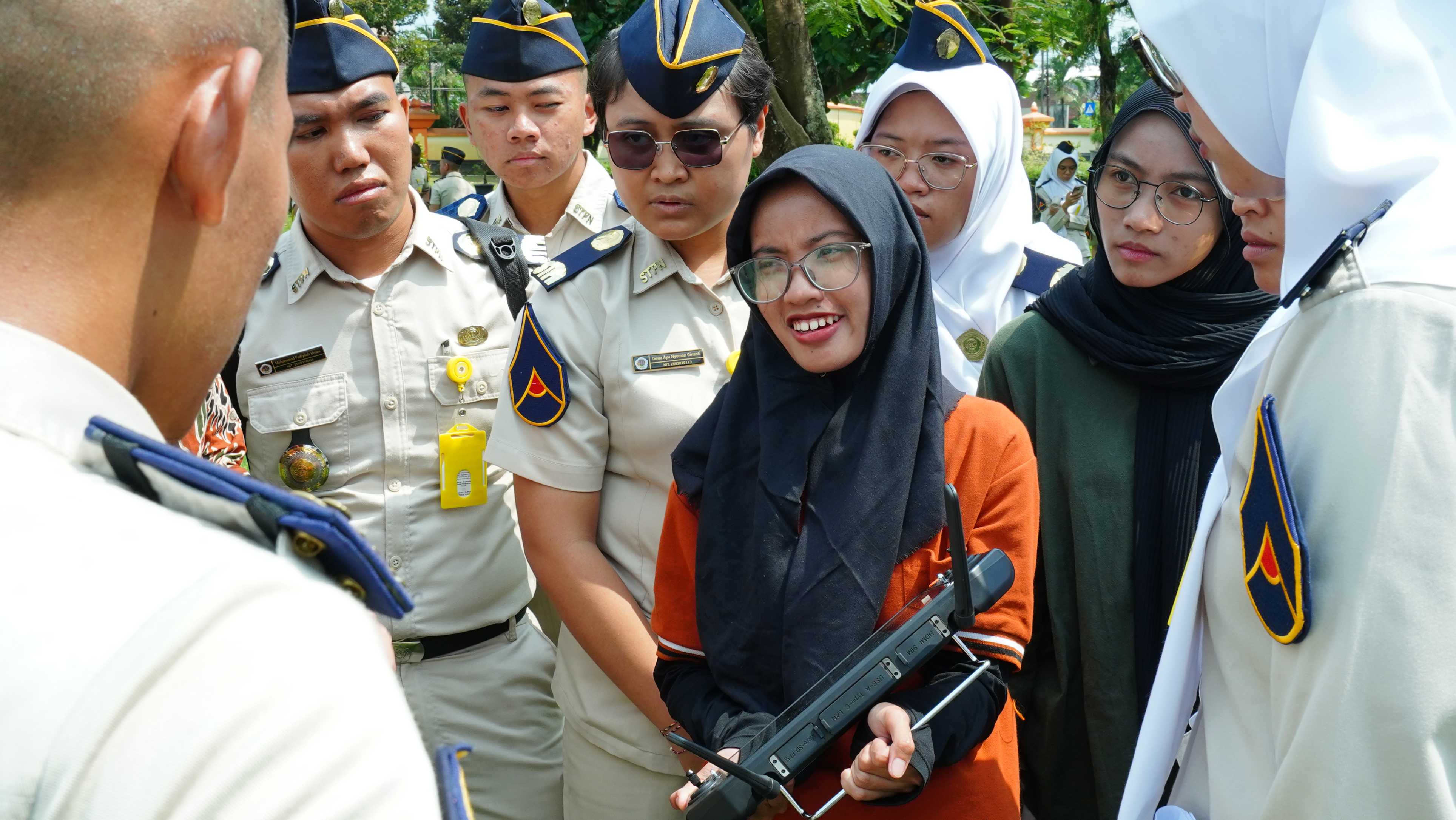 Technical Support memberikan penjelasan dan demonstrasi lapangan terkait pengoperasian Drone X500 CHCNAV untuk mendukung kegiatan survei dan pemetaan.