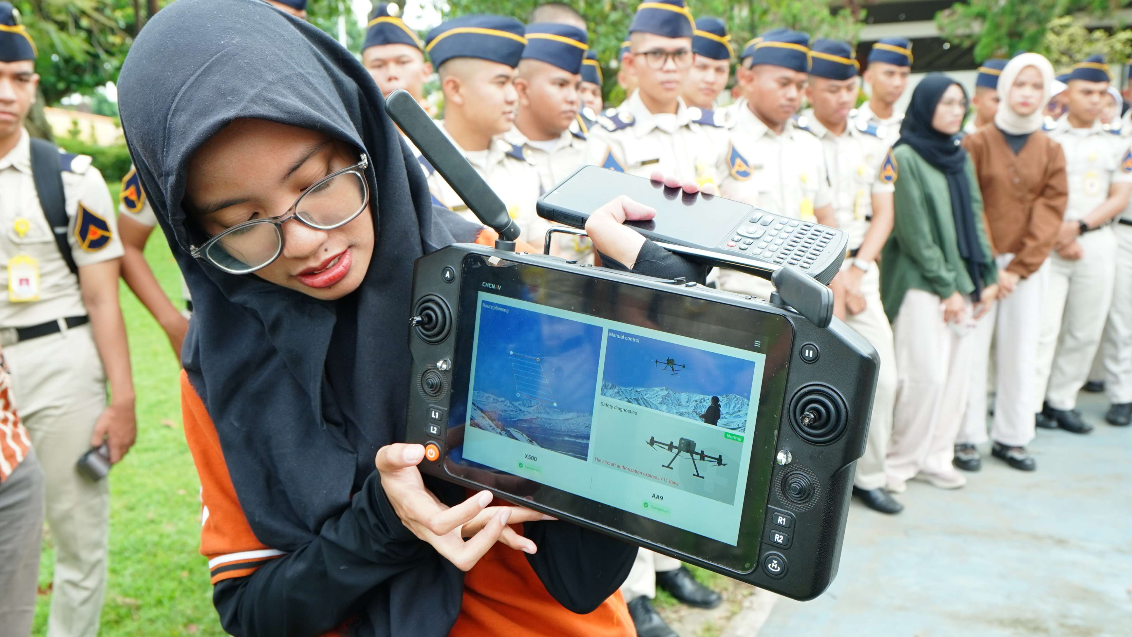 Technical Support memberikan penjelasan dan demonstrasi lapangan terkait pengoperasian Drone X500 CHCNAV untuk mendukung kegiatan survei dan pemetaan.
