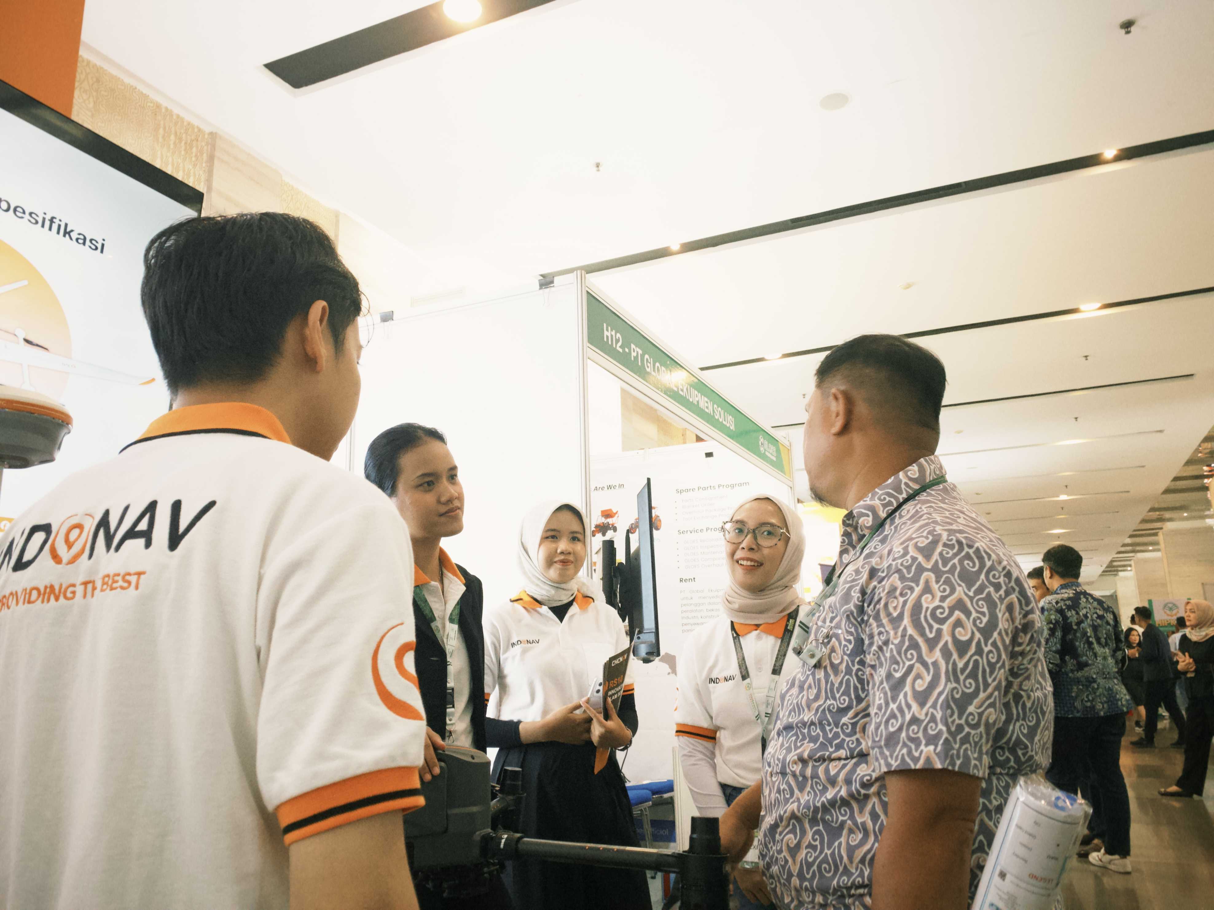 Presentasi mengenai alat-alat survei CHCNAV oleh Technical Support kepada user, meliputi teknologi GNSS, UAV, LiDAR, dan SLAM.