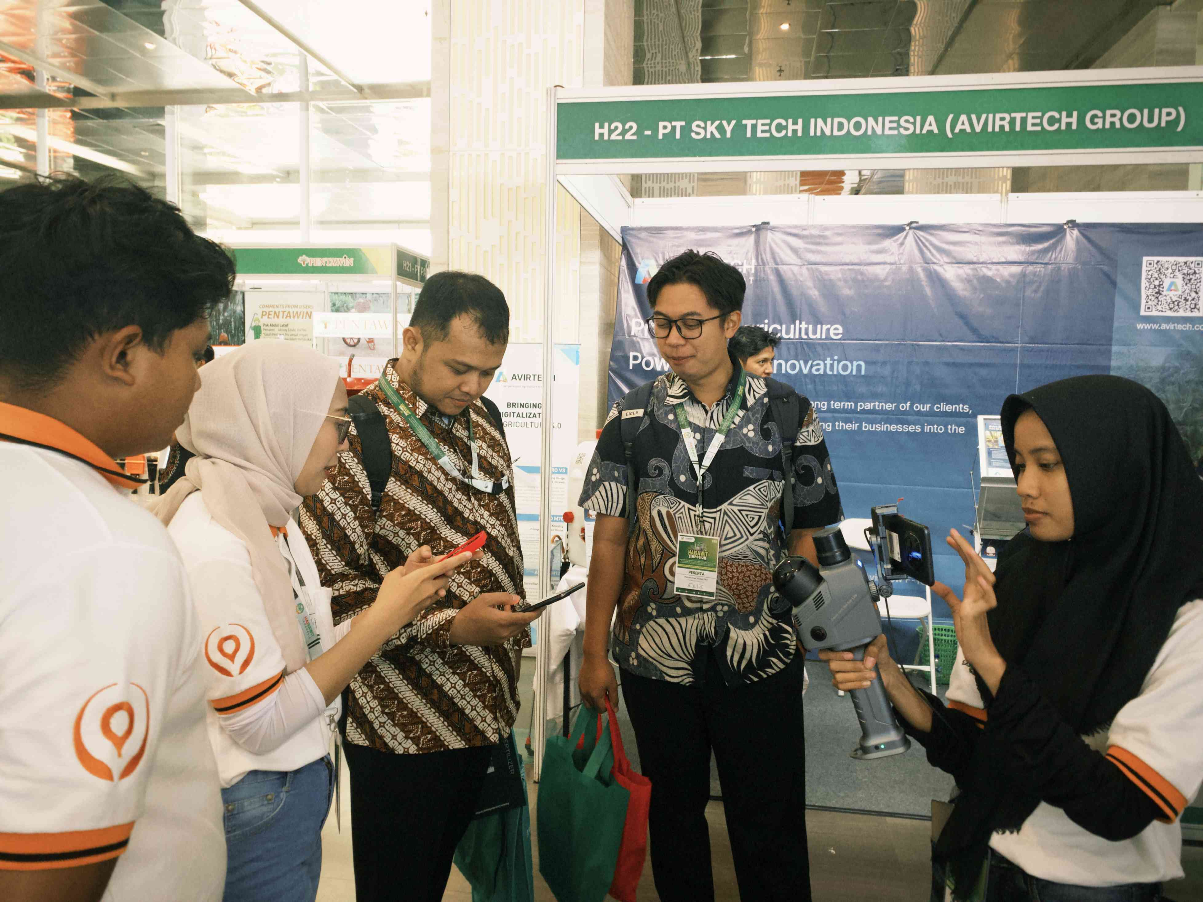 Presentasi mengenai alat-alat survei CHCNAV oleh Technical Support kepada user, meliputi teknologi GNSS, UAV, LiDAR, dan SLAM.