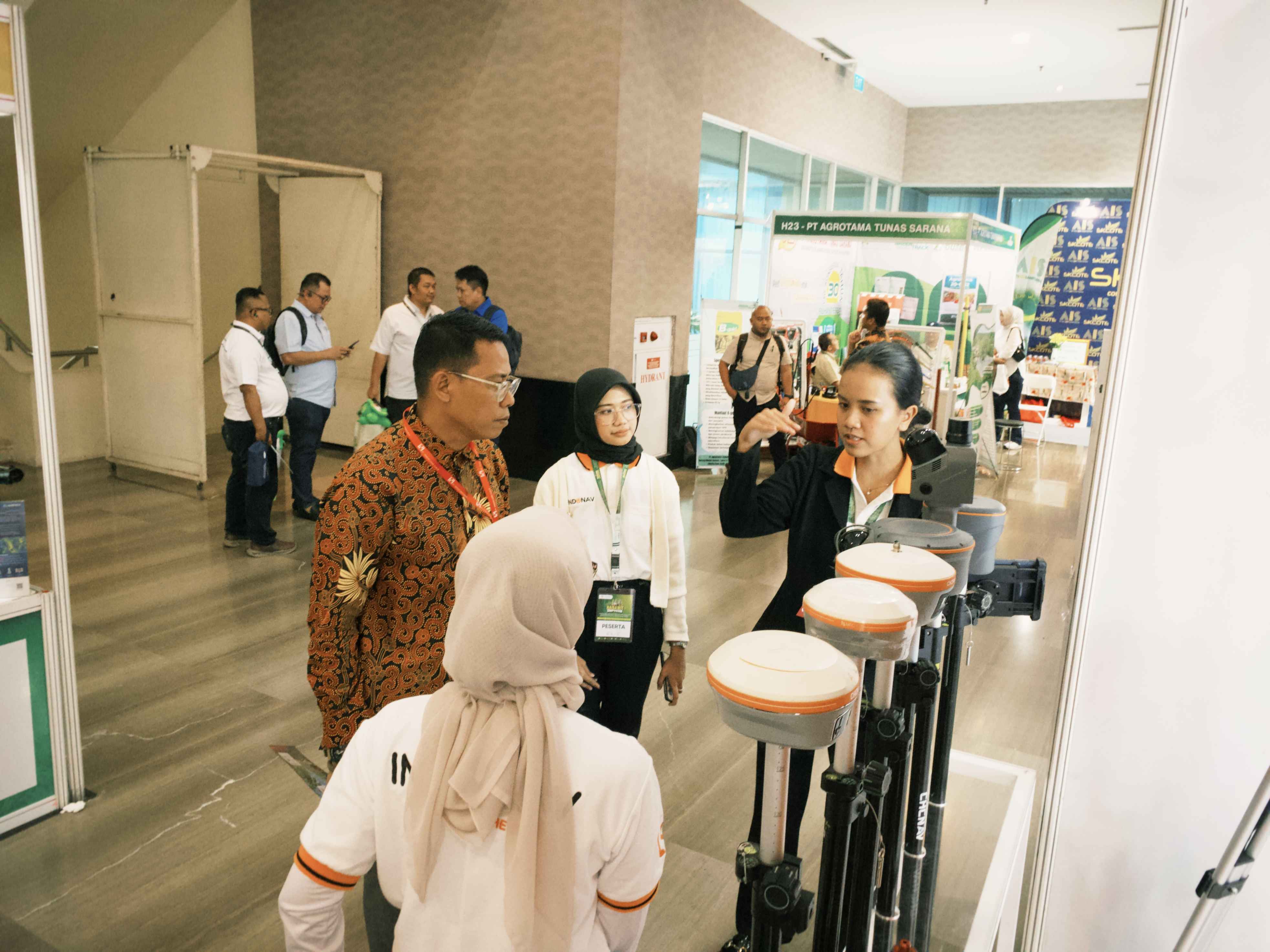 Presentasi mengenai alat-alat survei CHCNAV oleh Technical Support kepada user, meliputi teknologi GNSS, UAV, LiDAR, dan SLAM.