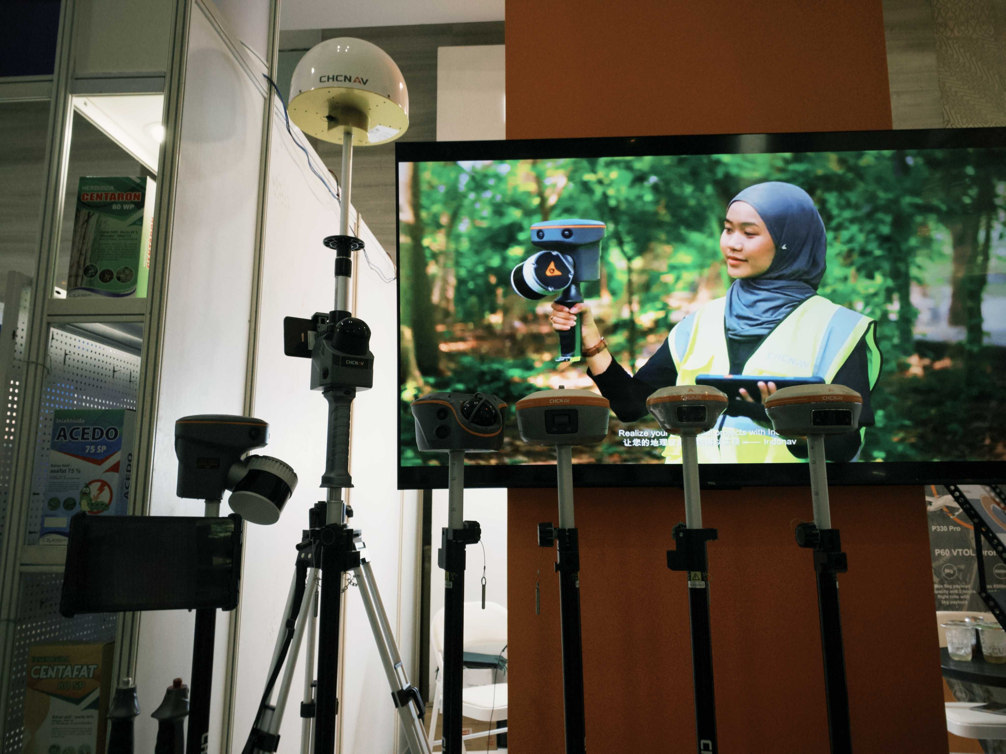 Foto bersama sebagai bagian dari partisipasi CHCNAV dalam Event HASI 2026, menampilkan berbagai teknologi survei terkini.
