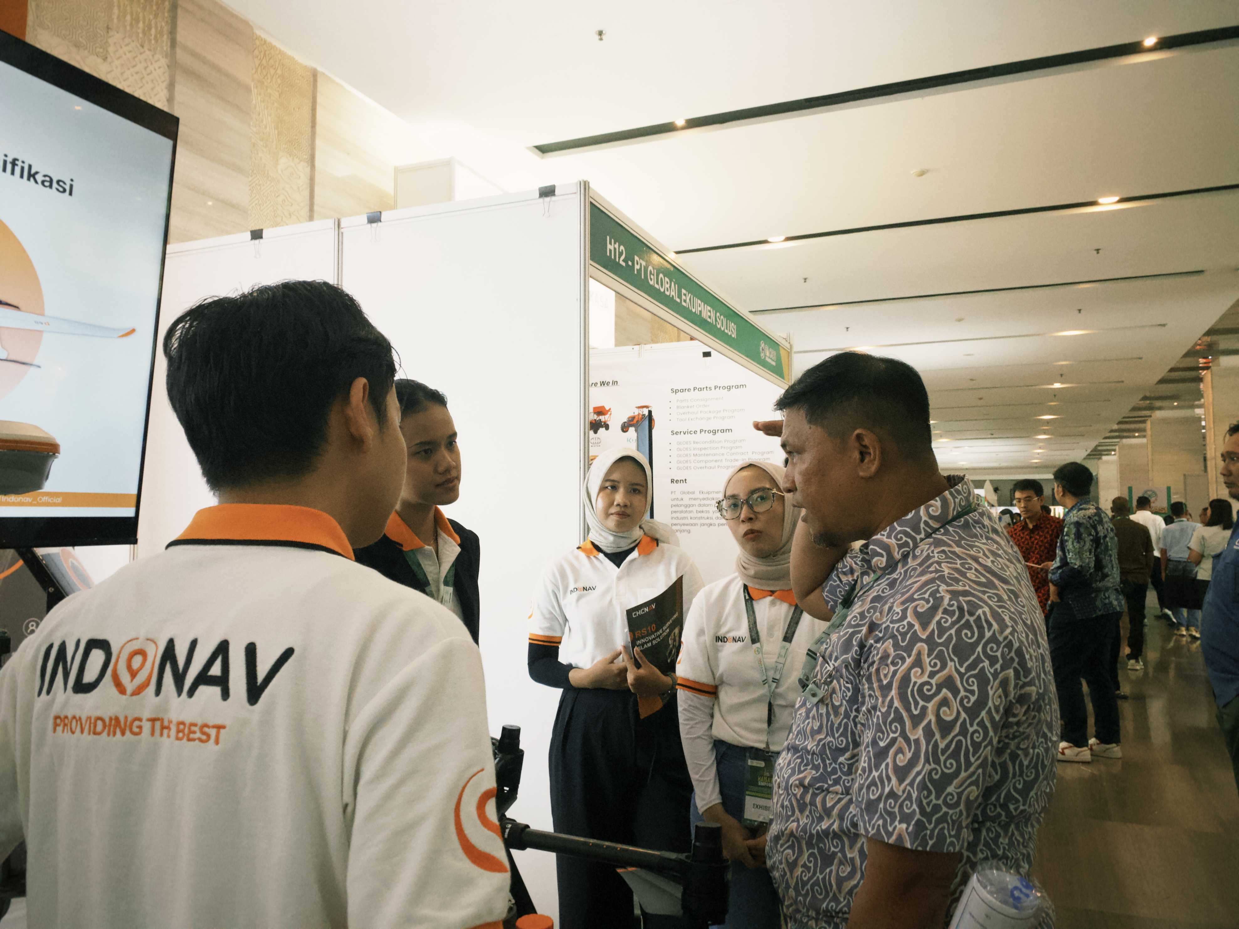 Presentasi mengenai alat-alat survei CHCNAV oleh Technical Support kepada user, meliputi teknologi GNSS, UAV, LiDAR, dan SLAM.